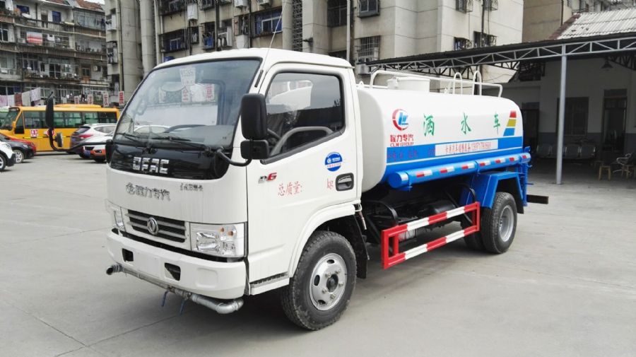 東風(fēng)小多利卡朝柴5噸灑水車
