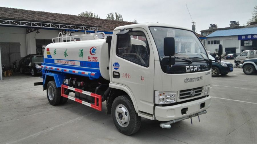 東風(fēng)小多利卡朝柴5噸灑水車