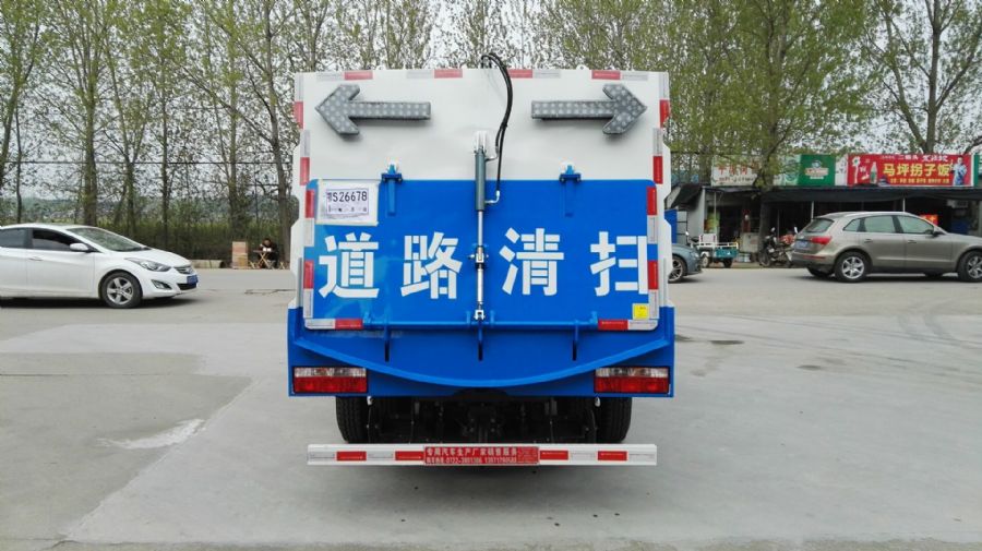 東風(fēng)小多利卡掃路車圖片價格